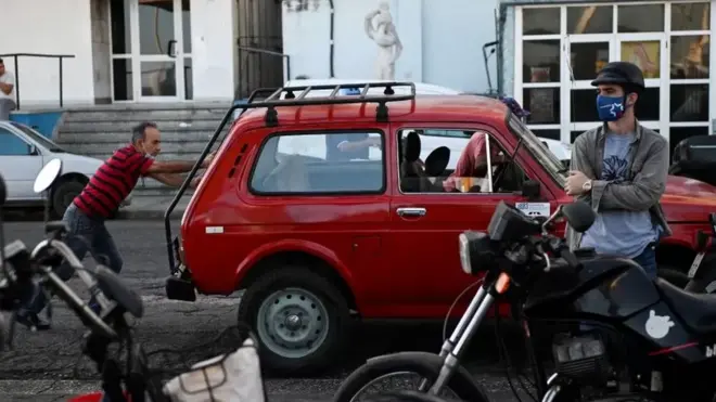 Một người đàn ông phải đẩy xe tại thủ đô Havana vào ngày 22/03/2022