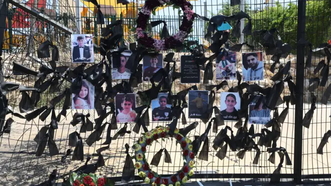 اعضای خانواده و بستگان از صحنه حمله موشکی که منجر به کشته شدن دوازده نفر در سنین بین ده تا پانزده سال شد، بازدید کردند