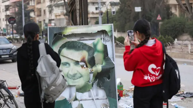 အာဆတ်ရဲ့ ဓာတ်ပုံအပျက်အစီးကို ဓာတ်ပုံရိုက်နေတဲ့ ဆီးရီးယား အမျိုးသမီးငယ်တွေ 