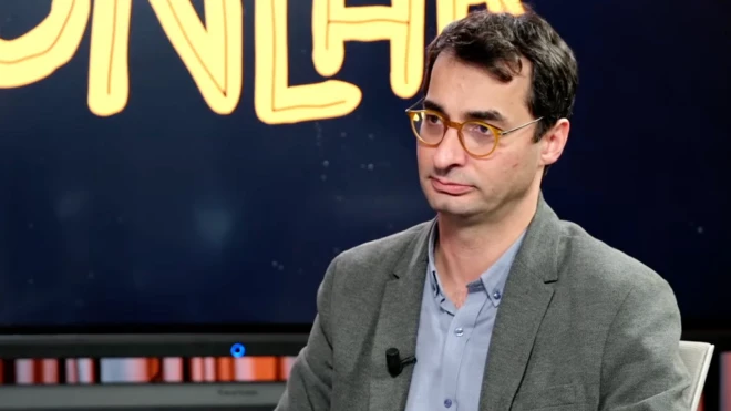 Barış Terkoğlu sarı gözlükleriyle YouTube programı yapıyor.