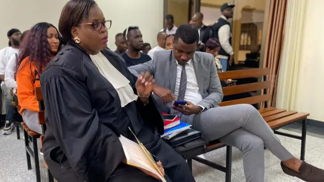 Ishimwe Dieudonne uzwi cyane nka Prince Kid (iburyo) hamwe n'umwunganizi we Emeline Nyembo mu rukiko i Kigali kuwa gatanu