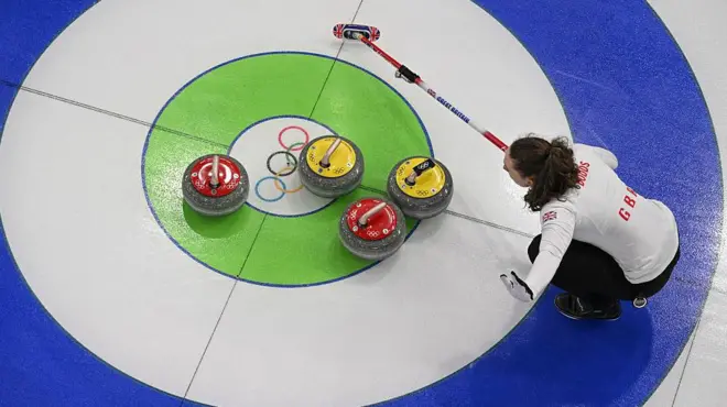 A britânica Jennifer Dodds reage após lançar a pedra no torneio de duplas mistas de curling entre a República Tcheca e a Grã-Bretanha durante os Jogos Olímpicos de Inverno de Milão-Cortina 2026, no Estádio Olímpico de Curling de Cortina, em Cortina d'Ampezzo, em 5 de fevereiro de 2026.