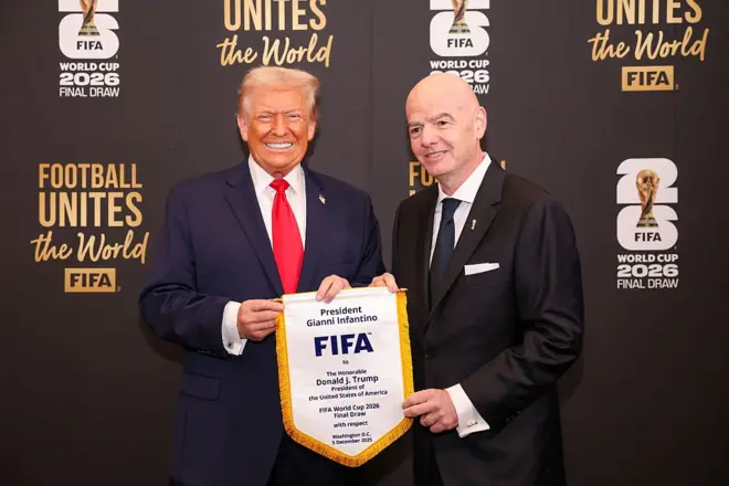 صورة تذكارية تجمع بين كل من جياني أ،فانتينو رئيس الاتحاد الدولي لكرة القدم والرئيس الأمريكي دونالد ترامب قبيل القرعة الرسمية لكأس العالم 2026 ويمسك كلاهما من طرف بشعار الفيفا