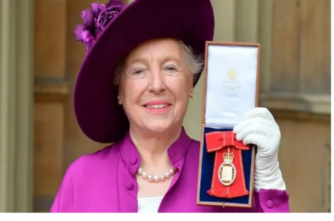 Stephanie Shirley mu 2000 yashyizwe n'Ubwongereza mu rwego rw'icyubahiro rw'abitwa "Dame" ahabwa n'andi mashimwe kubera ibikorwa bye