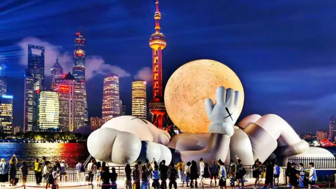 یک ایستالیشن در شانگهای، چین، عروسک غول‌پیکر بادی، ماه را در دست گرفته