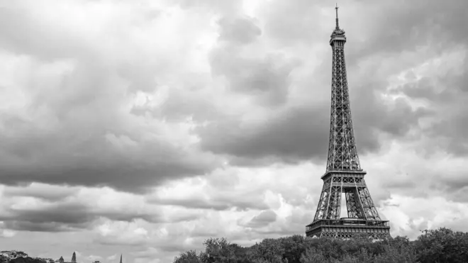 صورة تُظهر برج إيفل وسط باريس.