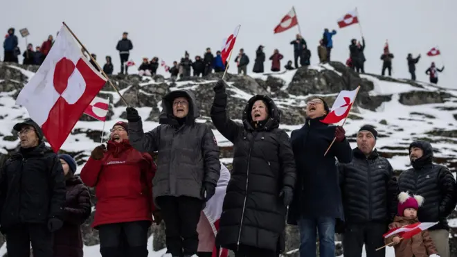 Em Nuuk, na Groenlândia, pessoas participam de um protesto contra a exigência do presidente dos EUA, Donald Trump, de que a ilha ártica seja cedida aos EUA, defendendo que ela tenha permissão para determinar seu próprio futuro.