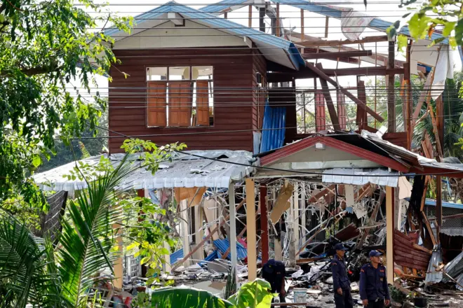 สภาพบ้านเรือนของประชาชนใน ต.เสาธงชัย อ.กันทรลักษ์ จ.ศรีสะเกษ ที่ได้รับความเสียหายอย่างหนักจากอาวุธหนัก ซึ่งทางกองทัพภาคที่ 2 ระบุว่าเป็นอาวุธจรวด BM-21 ของฝ่ายกัมพูชา เมื่อ 14 ธ.ค.