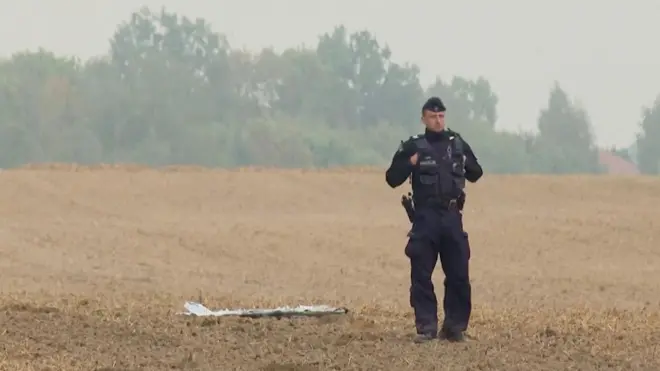 Un agente de policía polaco cerca de un fragmento de un vehículo aéreo no tripulado después de que drones rusos violaran el espacio aéreo polaco.