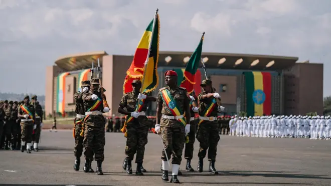 የመከላከያ ሠራዊት አባላት ወታደራዊ ትርዒት ሲያቀርቡ