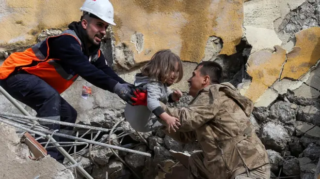 การช่วยเหลือผู้ประสบภัยยังดำเนินอย่างต่อเนื่อง