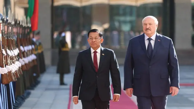 ဂုဏ်ပြုတပ်ဖွဲ့နဲ့ ကြိုဆိုခြင်းခံရတဲ့ စစ်ခေါင်းဆောင်ရဲ့ ဘယ်လာရုစ်ခရီးစဥ်