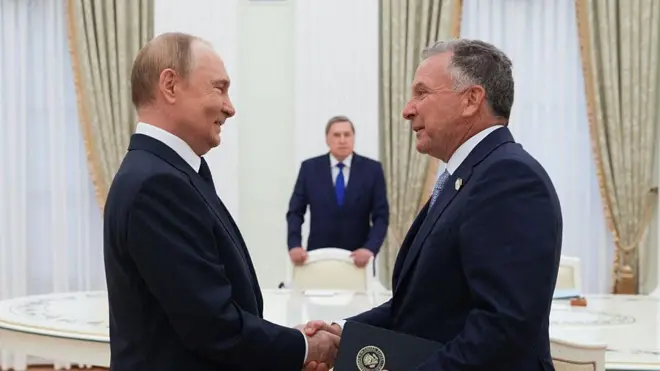 El presidente Vladimir Putin saluda de mano al enviado especial de EE.UU. Steve Witkoff en un salón del Kremlin en Moscú