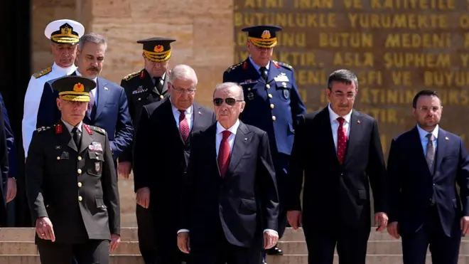 YAŞ üyeleri toplantı öncesi Anıtkabir'i ziyaret ederken, Cumhurbaşkanı Erdoğan, bakanlar ve kuvvet komutanları merdivenlerden aşağı yürüyor