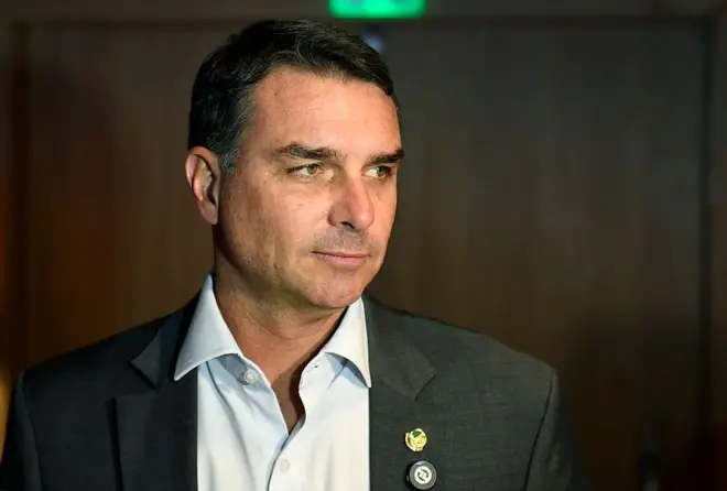 Flávio Bolsonaro, de terno e camisa