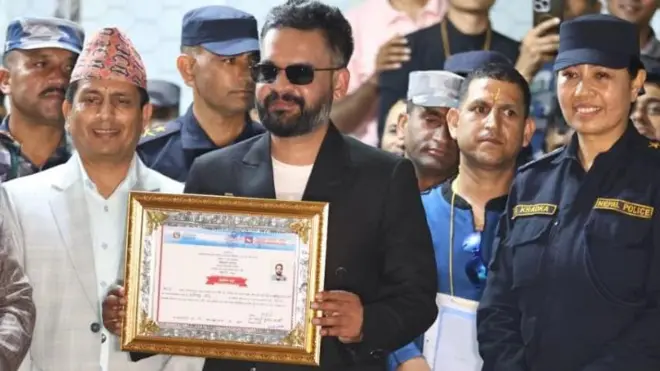 निर्वाचित भएको प्रमाणपत्र लिँदै बालेन्द्र शाह बालेन