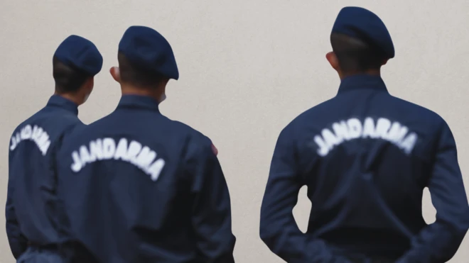 Üç jandarma yan yana ayakta duruyor