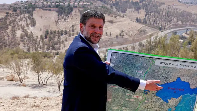 Смотрич показывает на карте план строительства новых поселений