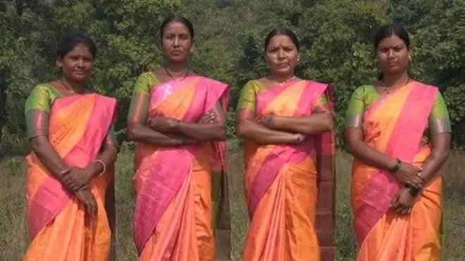 महिलाएं रात में रखवाली करती हुईं