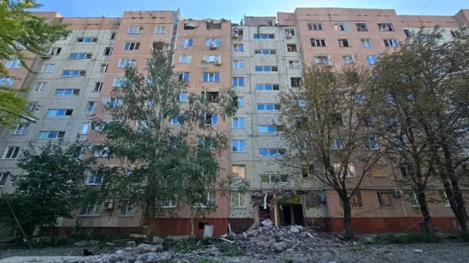 Поврежденная многоэтажка в Краматорске