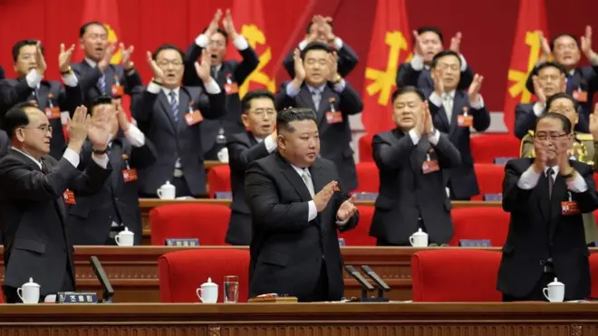 2026년 2월 22일 평양에서 열린 조선노동당 제9차 대회에 참석한 김정은 북한 국무위원장이 총비서로 재추대된 후 박수를 받고 있다