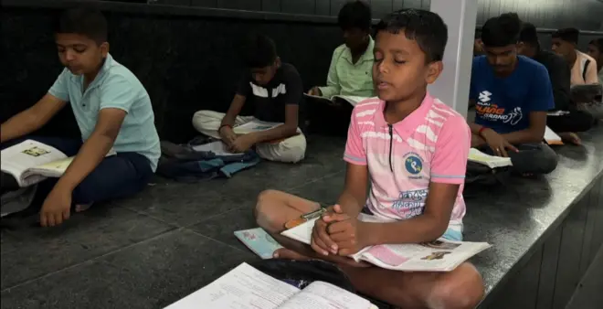 पुणे के ये बच्चे पढ़ाई करने के लिए श्मशान जाते हैं