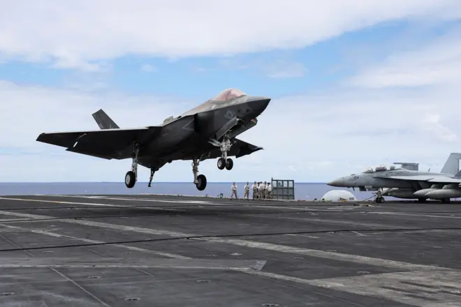 Um jato F-35 pousa na pista do porta-aviões USS Carl Vinson durante exercícios militares no Havaí, EUA