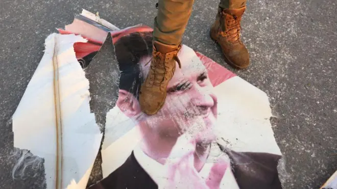 پوستر پاره شده بشار اسد