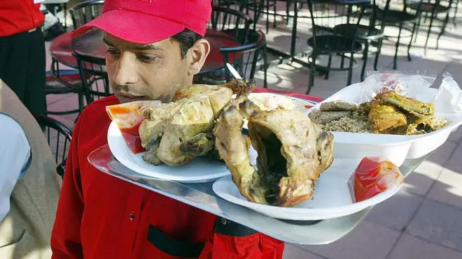 ایک ویٹر چکن لے جا رہا ہے