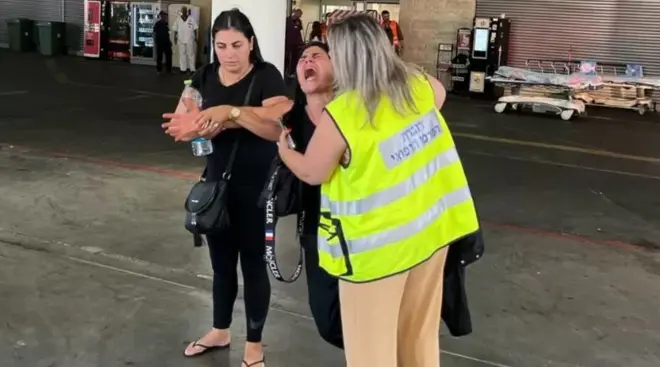 راشيل عزرا في حالة ذهول عندما تطلب المساعدة في العثور على ابنها المفقود أوز وصديقته نعومي