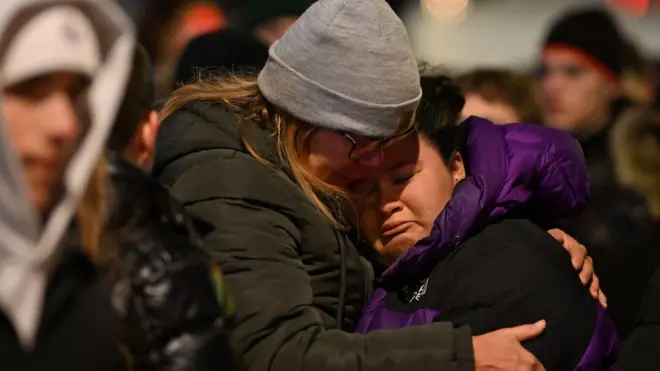 تجمع المشيعون لوضع الزهور والشموع في موقع الحريق الذي اندلع ليلًا في حانة "لو كونستليشن" في كران مونتانا، سويسرا، في 1 يناير 2026.