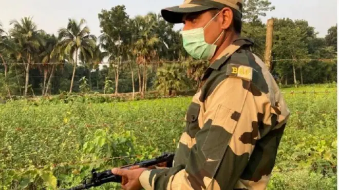 ভারত বাংলাদেশ সীমান্তে প্রহরারত বিএসএফ সদস্য - ফাইল চিত্র