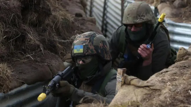 Військові в окопах