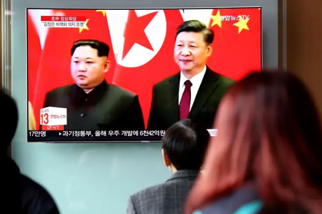 South Koreans watch a television broadcast reporting the North Korean leader Kim Jong-un meet Chinese President Xi Jinping at Seoul Railway Station on March 28, 2018 in Seoul, South Korea