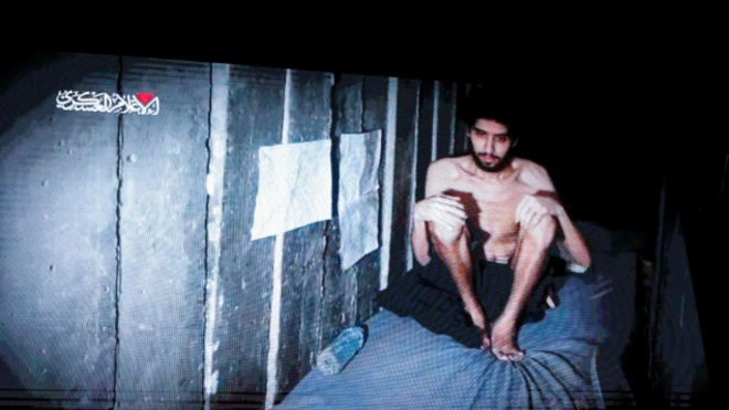 قسمتی از ویدئوی منتشرشده از اویاتار داوید نحیف و ضعیف در تونلهای غزه