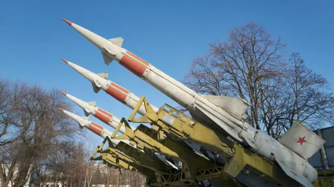 यूक्रेन के नीप्रो में देखने के लिए लगाई गई मिसाइलें