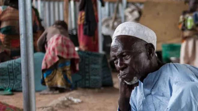 የተቀመጡ አዛውንት