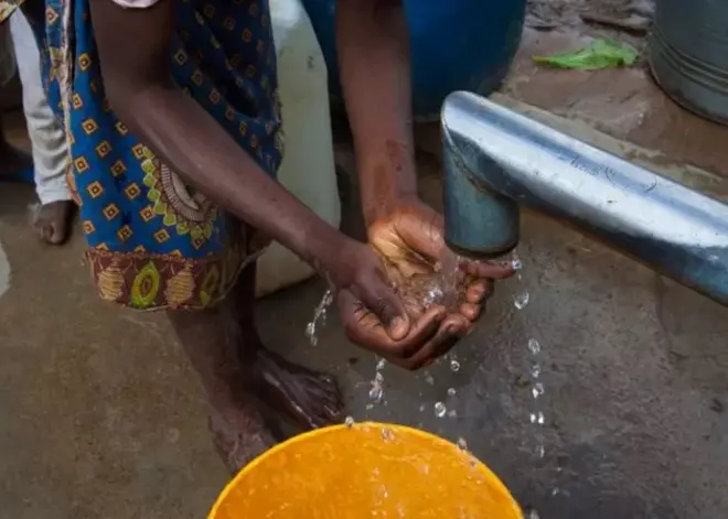 Une femme puisant de l'eau 