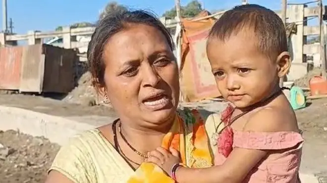 मृत महिलेची मुलगी मावशीबरोबर. 