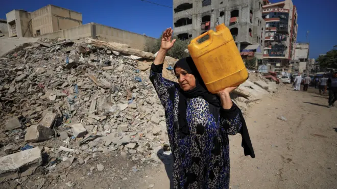 Женщина в газе