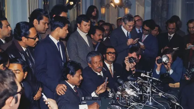 পাকিস্তানের জেল থেকে মুক্ত হওয়ার পরে লন্ডনে প্রথম সাংবাদিক সম্মেলনে শেখ মুজিবুর রহমান