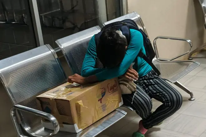 Yawa Sumpa Puar Alexandra llora sobre la caja de cartón que contiene los restos de su bebé de un mes. 