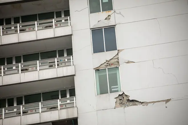 ผนังของอาคารห้องชุดใน กทม. แตกร้าว หลังเกิดเหตุแผ่นดินไหวที่เมียนมาเมื่อ 28 มี.ค. โดยแรงสั่นสะเทือนรับรู้ได้ถึงประเทศไทย