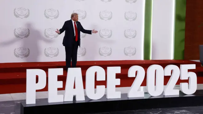 Prezydent USA Donald Trump czeka na powitanie światowych przywódców na szczycie światowych przywódców poświęconym zakończeniu wojny w Strefie Gazy