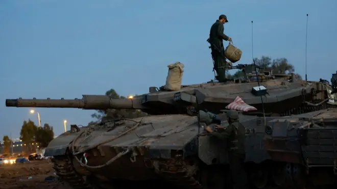 دبابة إسرائيلية خلال فترة الهدنة مع حركة حماس