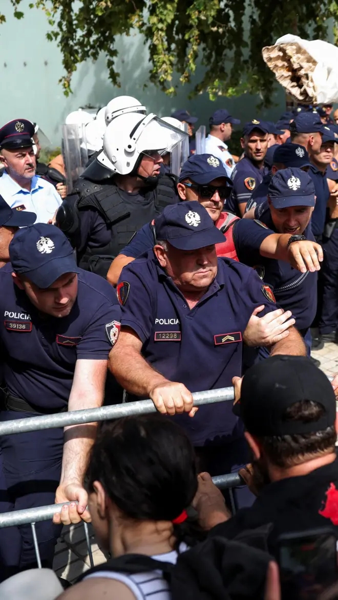 policija i demonstranti ispred albanskog parlamenta
