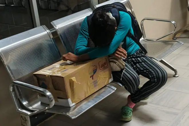 Yawa Sumpa Puar Alexandra llora sobre la caja de cartón que contiene los restos de su bebé de un mes. 