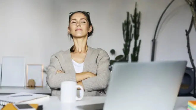 Çalışma masasında dinlenen kadın