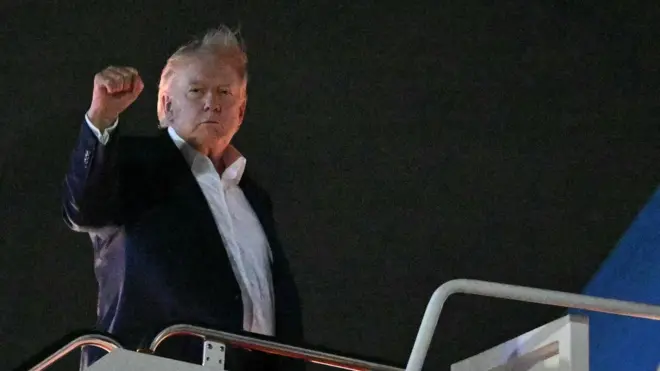 Президент США Дональд Трамп поднимается на борт самолета перед вылетом в Эвиан-ле-Бен (Франция) для участия в саммите «Большой семерки» 15 июня 2026 года