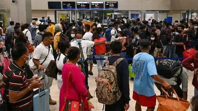 බාහිර උපාධියක් ලබාගෙන කුරුණෑගල ප්රදේශයේ ප්රාදේශීය ලේකම් කාර්යාලයක සංවර්ධන නිලධාරිනියක ලෙස සේවය කරමින් සිටි නීලා, මේ වන විට ඊශ්රායලයේ වැඩිහිටියන් රැක බලා ගන්නා තැනැත්තියක ලෙස සේවය කරයි.